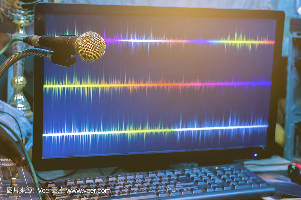電腦錄音室的麥克風。
