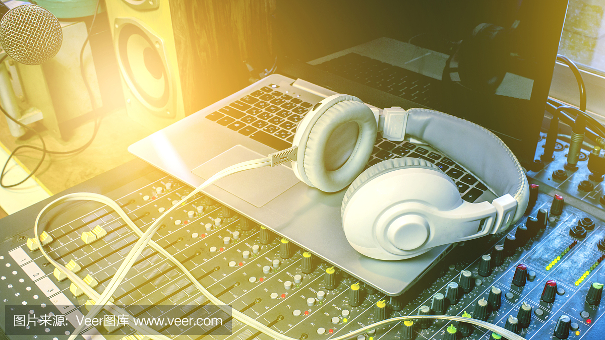 在錄音室監(jiān)聽耳機。