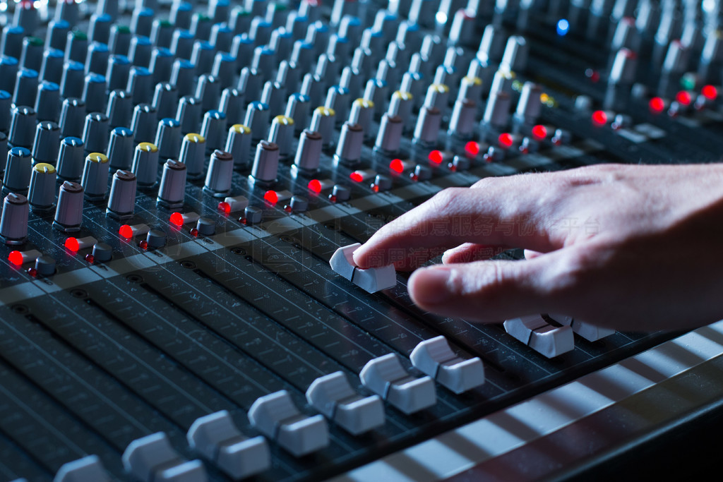 錄音室、調(diào)音臺(tái)的專業(yè)音樂(lè)制作生活方式免費(fèi)下載_jpg格式_5472像素_編號(hào)43139870